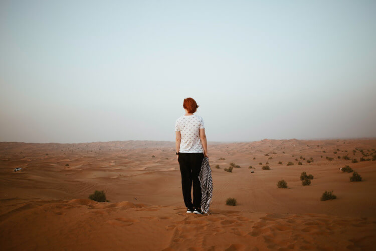vrouw in woestijn
